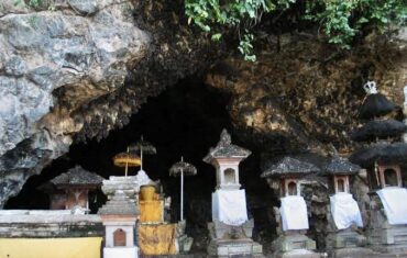 Goa lawah temple